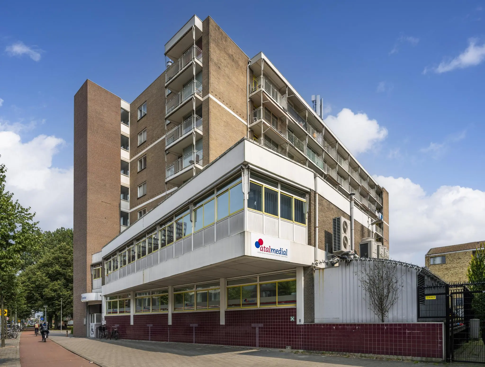 Gebouw aan de Jan Tooropstraat met het logo van Atal Medial op de gevel.